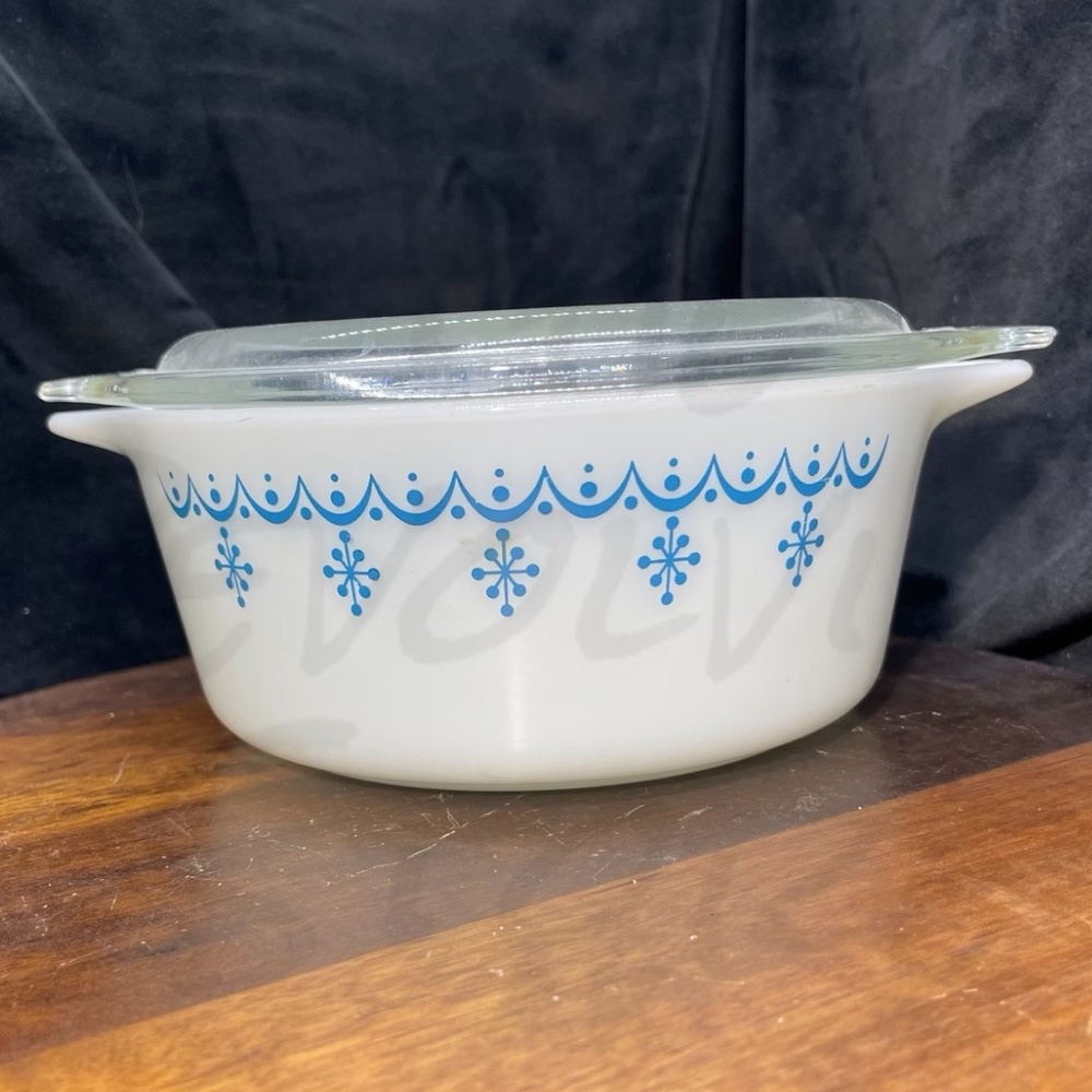 Pyrex 472 Snowflake Garland Casserole Dish  w/Lid